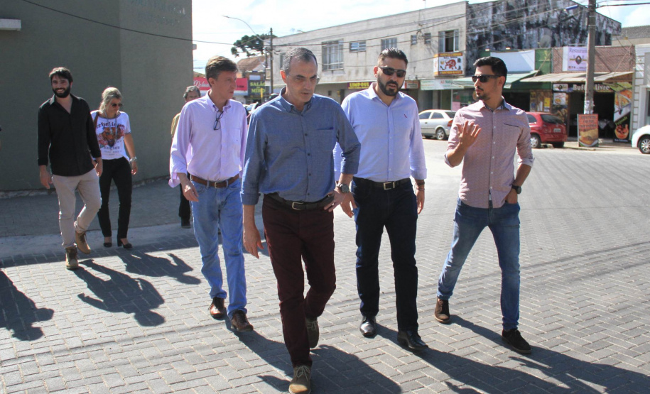 Paranacidade apresenta uso alternativo de pavimentação. O Superintendente executivo do Paranacidade, Álvaro Cabrini, durante vistoria a obras de revitalização de calçadas em Piraquara, na Região Metropolitana de Curitiba. Piraquara, 02/04/2019  -  Foto: Divulgação Sedu/Paranacidade