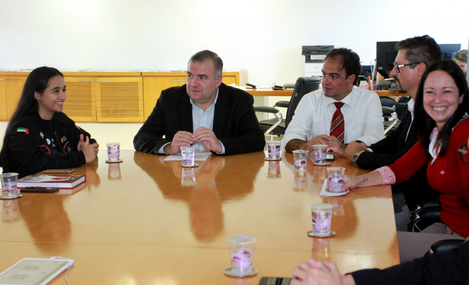 O secretário da Justiça, Família e Trabalho, Ney Leprevoste recebeu a jovem cientista emiradense  Alia Al Mansoori. Foto:SEJU