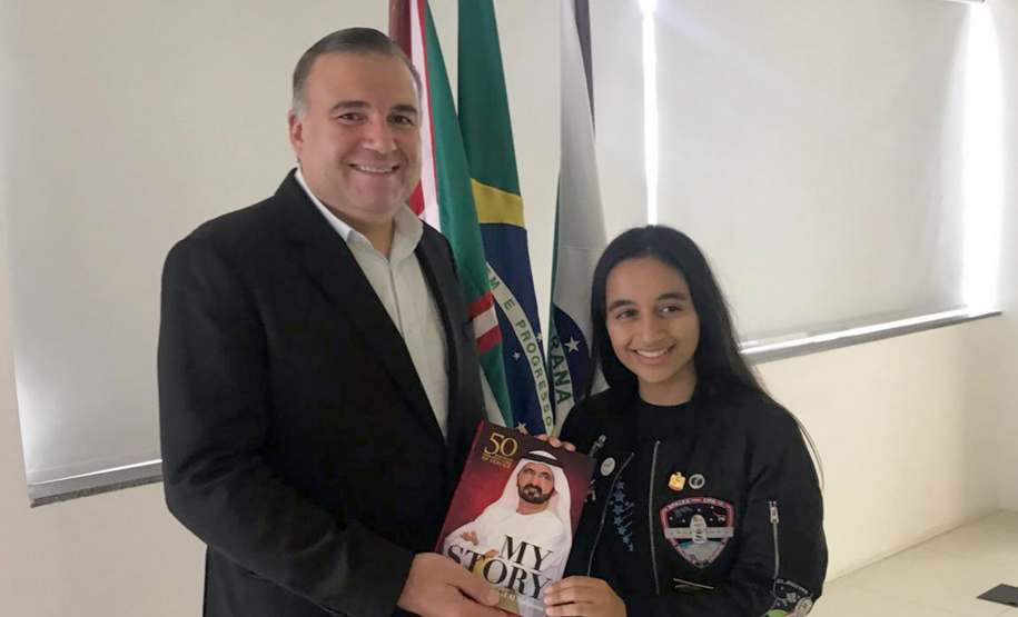 O secretário da Justiça, Família e Trabalho, Ney Leprevoste recebeu a jovem cientista emiradense Alia Al Mansoori. Foto:SEJU