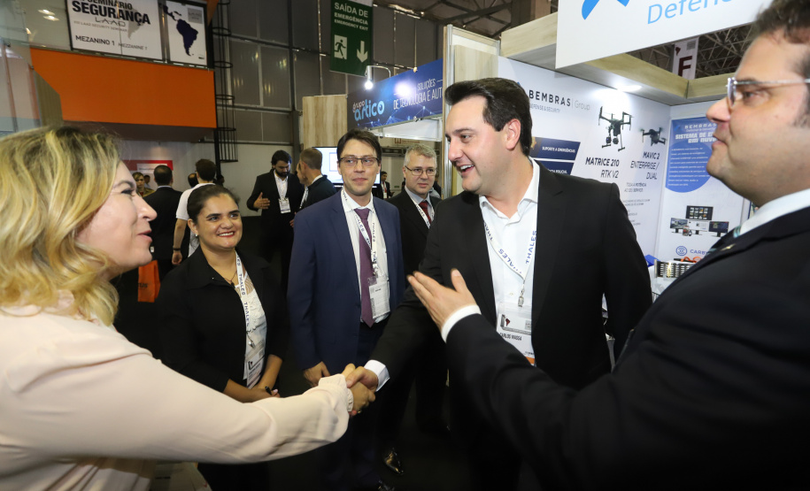 O governador Carlos Massa Ratinho Junior esteve nesta terça-feira (2) na 12ª edição da feira internacional de segurança LAAD Defence & Security, no Rio de Janeiro. A viagem teve como objetivo conhecer tecnologias que possam ser aplicadas no Paraná para reforçar e aprimorar o sistema segurança pública. Foto: Rodrigo Felix Leal/ANPr
