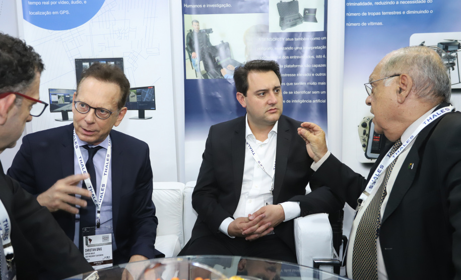 O governador Carlos Massa Ratinho Junior esteve nesta terça-feira (2) na 12ª edição da feira internacional de segurança LAAD Defence & Security, no Rio de Janeiro. A viagem teve como objetivo conhecer tecnologias que possam ser aplicadas no Paraná para reforçar e aprimorar o sistema segurança pública. Foto: Rodrigo Felix Leal/ANPr