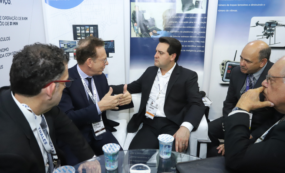 O governador Carlos Massa Ratinho Junior esteve nesta terça-feira (2) na 12ª edição da feira internacional de segurança LAAD Defence & Security, no Rio de Janeiro. A viagem teve como objetivo conhecer tecnologias que possam ser aplicadas no Paraná para reforçar e aprimorar o sistema segurança pública. Foto: Rodrigo Felix Leal/ANPr