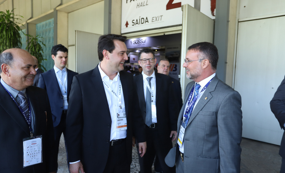 O governador Carlos Massa Ratinho Junior esteve nesta terça-feira (2) na 12ª edição da feira internacional de segurança LAAD Defence & Security, no Rio de Janeiro. A viagem teve como objetivo conhecer tecnologias que possam ser aplicadas no Paraná para reforçar e aprimorar o sistema segurança pública. Foto: Rodrigo Felix Leal/ANPr