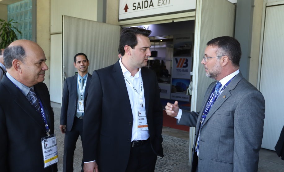 O governador Carlos Massa Ratinho Junior esteve nesta terça-feira (2) na 12ª edição da feira internacional de segurança LAAD Defence & Security, no Rio de Janeiro. A viagem teve como objetivo conhecer tecnologias que possam ser aplicadas no Paraná para reforçar e aprimorar o sistema segurança pública. Foto: Rodrigo Felix Leal/ANPr