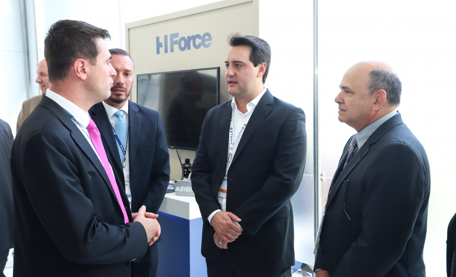 O governador Carlos Massa Ratinho Junior esteve nesta terça-feira (2) na 12ª edição da feira internacional de segurança LAAD Defence & Security, no Rio de Janeiro. A viagem teve como objetivo conhecer tecnologias que possam ser aplicadas no Paraná para reforçar e aprimorar o sistema segurança pública. Foto: Rodrigo Felix Leal/ANPr