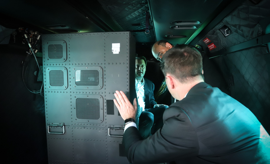 O governador Carlos Massa Ratinho Junior esteve nesta terça-feira (2) na 12ª edição da feira internacional de segurança LAAD Defence & Security, no Rio de Janeiro. A viagem teve como objetivo conhecer tecnologias que possam ser aplicadas no Paraná para reforçar e aprimorar o sistema segurança pública. Foto: Rodrigo Felix Leal/ANPr