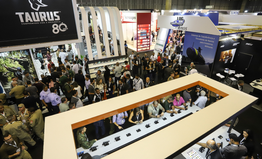 O governador Carlos Massa Ratinho Junior esteve nesta terça-feira (2) na 12ª edição da feira internacional de segurança LAAD Defence & Security, no Rio de Janeiro. A viagem teve como objetivo conhecer tecnologias que possam ser aplicadas no Paraná para reforçar e aprimorar o sistema segurança pública. Foto: Rodrigo Felix Leal/ANPr