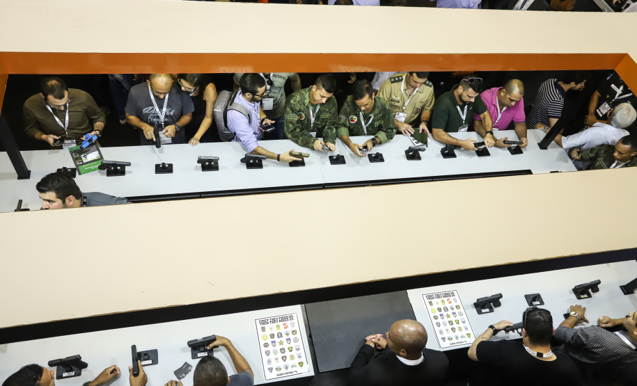 O governador Carlos Massa Ratinho Junior esteve nesta terça-feira (2) na 12ª edição da feira internacional de segurança LAAD Defence & Security, no Rio de Janeiro. A viagem teve como objetivo conhecer tecnologias que possam ser aplicadas no Paraná para reforçar e aprimorar o sistema segurança pública. Foto: Rodrigo Felix Leal/ANPr