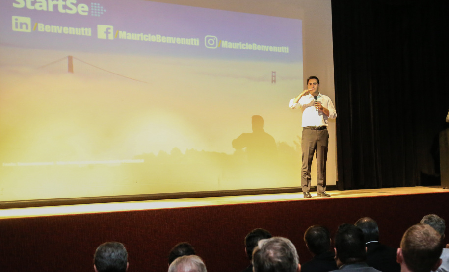 O governador Carlos Massa Ratinho Junior participa de Palestra de Mauricio Benvenutti nesta terça-feira (2) no teatro do Museu Oscar Niemeyer,   Curitiba, 02/04/2019 -  Foto: Geraldo Bubniak/ANPr