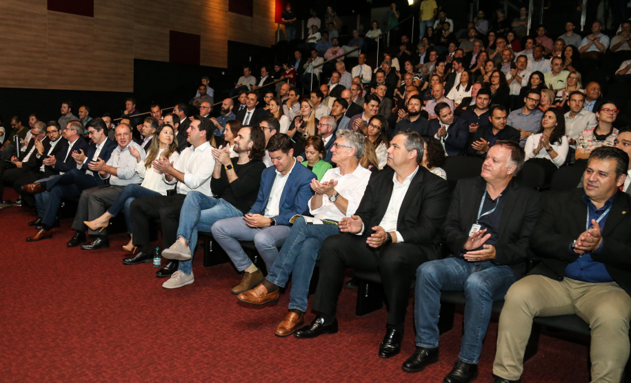 O governador Carlos Massa Ratinho Junior participa de Palestra de Mauricio Benvenutti nesta terça-feira (2) no teatro do Museu Oscar Niemeyer,   Curitiba, 02/04/2019 -  Foto: Geraldo Bubniak/ANPr
