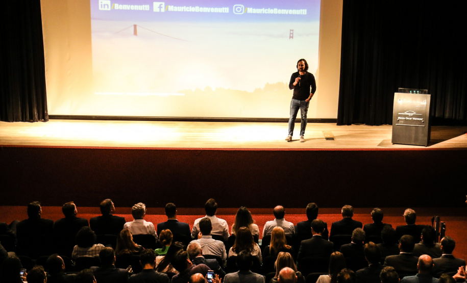 O governador Carlos Massa Ratinho Junior participa de Palestra de Mauricio Benvenutti nesta terça-feira (2) no teatro do Museu Oscar Niemeyer,   Curitiba, 02/04/2019 -  Foto: Geraldo Bubniak/ANPr