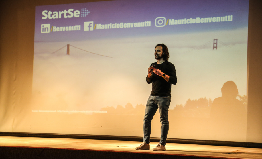 O governador Carlos Massa Ratinho Junior participa de Palestra de Mauricio Benvenutti nesta terça-feira (2) no teatro do Museu Oscar Niemeyer,   Curitiba, 02/04/2019 -  Foto: Geraldo Bubniak/ANPr