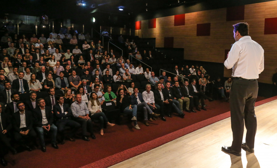 O governador Carlos Massa Ratinho Junior participa de Palestra de Mauricio Benvenutti nesta terça-feira (2) no teatro do Museu Oscar Niemeyer,   Curitiba, 02/04/2019 -  Foto: Geraldo Bubniak/ANPr