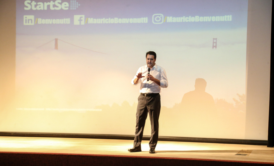 O governador Carlos Massa Ratinho Junior participa de Palestra de Mauricio Benvenutti nesta terça-feira (2) no teatro do Museu Oscar Niemeyer,   Curitiba, 02/04/2019 -  Foto: Geraldo Bubniak/ANPr