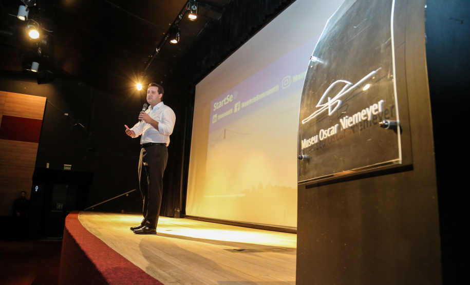O governador Carlos Massa Ratinho Junior participa de Palestra de Mauricio Benvenutti nesta terça-feira (2) no teatro do Museu Oscar Niemeyer,   Curitiba, 02/04/2019 -  Foto: Geraldo Bubniak/ANPr
