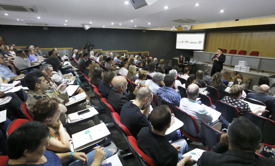 O controlador geral do Estado, Raul Siqueira, durante a apresentação do programa de compliance para servidores públicos, das secretarias, autarquias e empresas públicas. Curitiba, 03-04-19.Foto: Arnaldo Alves / ANPr.