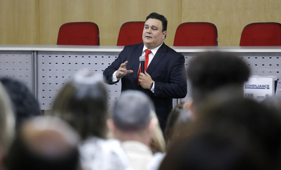 O controlador geral do Estado, Raul Siqueira, durante a apresentação do programa de compliance para servidores públicos, das secretarias, autarquias e empresas públicas. Curitiba, 03-04-19.Foto: Arnaldo Alves / ANPr.