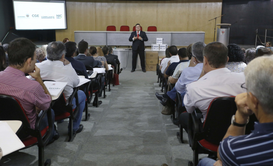O controlador geral do Estado, Raul Siqueira, durante a apresentação do programa de compliance para servidores públicos, das secretarias, autarquias e empresas públicas. Curitiba, 03-04-19.Foto: Arnaldo Alves / ANPr.