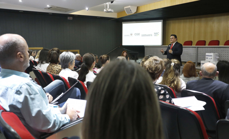 O controlador geral do Estado, Raul Siqueira, durante a apresentação do programa de compliance para servidores públicos, das secretarias, autarquias e empresas públicas. Curitiba, 03-04-19.Foto: Arnaldo Alves / ANPr.