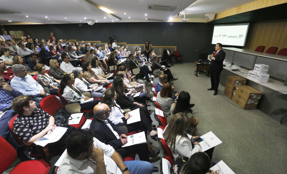 O controlador geral do Estado, Raul Siqueira, durante a apresentação do programa de compliance para servidores públicos, das secretarias, autarquias e empresas públicas. Curitiba, 03-04-19.Foto: Arnaldo Alves / ANPr.