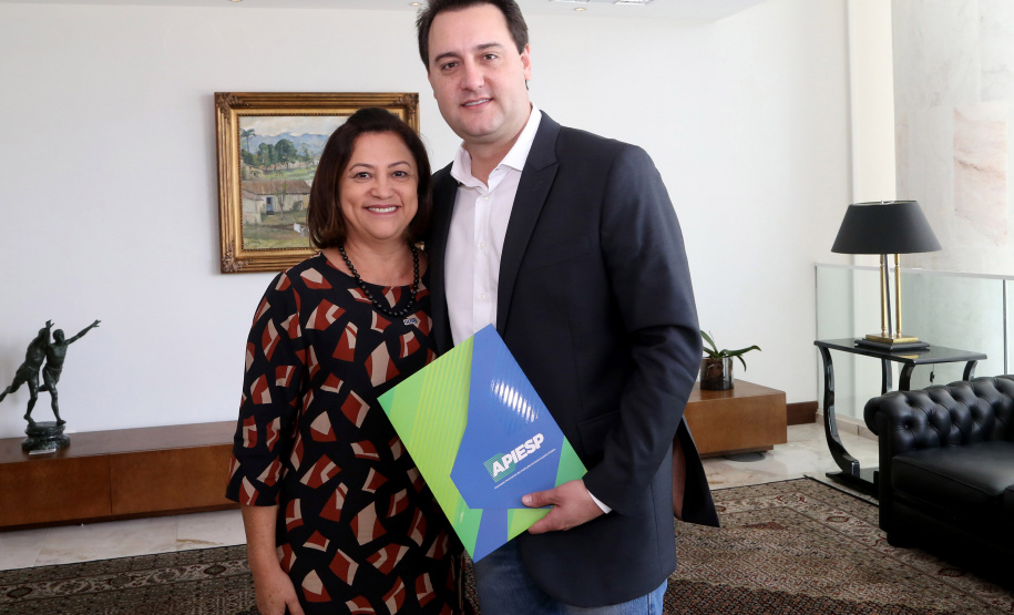 03/04/2019 - Governador Carlos Massa Ratinho Junior, recebe reitores das universidades do Paraná.Fatima Aparecida da Curz  Padoan presidente da Apiesp Foto Gilson Abreu/Anpr