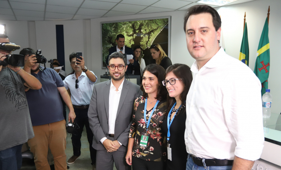 O governador Carlos Massa Ratinho Junior anunciou nesta quarta-feira (3) a contratação do projeto executivo de engenharia para restauração e ampliação de capacidade da Av. Ayrton Senna da Silva, um dos principais acessos ao Porto, no Litoral. A revitalização da via é fundamental para aumentar a capacidade de escoamento das exportações do Estado.  -  Paranaguá, 03/04/2019  -  Foto: Rodrigo Félix Leal/ANPr