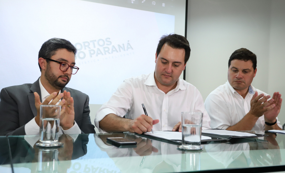 O governador Carlos Massa Ratinho Junior anunciou nesta quarta-feira (3) a contratação do projeto executivo de engenharia para restauração e ampliação de capacidade da Av. Ayrton Senna da Silva, um dos principais acessos ao Porto, no Litoral. A revitalização da via é fundamental para aumentar a capacidade de escoamento das exportações do Estado.  -  Paranaguá, 03/04/2019  -  Foto: Rodrigo Félix Leal/ANPr