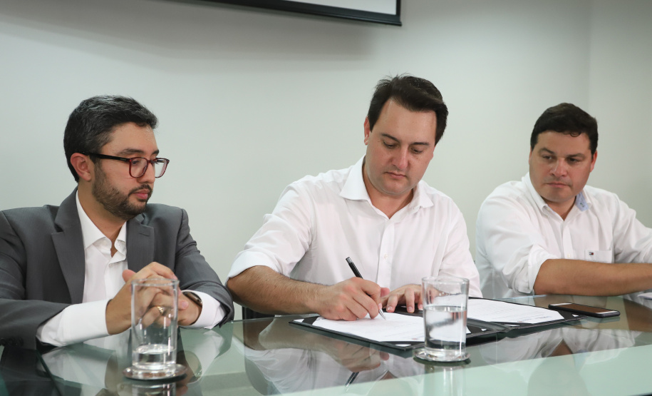 O governador Carlos Massa Ratinho Junior anunciou nesta quarta-feira (3) a contratação do projeto executivo de engenharia para restauração e ampliação de capacidade da Av. Ayrton Senna da Silva, um dos principais acessos ao Porto, no Litoral. A revitalização da via é fundamental para aumentar a capacidade de escoamento das exportações do Estado.  -  Paranaguá, 03/04/2019  -  Foto: Rodrigo Félix Leal/ANPr