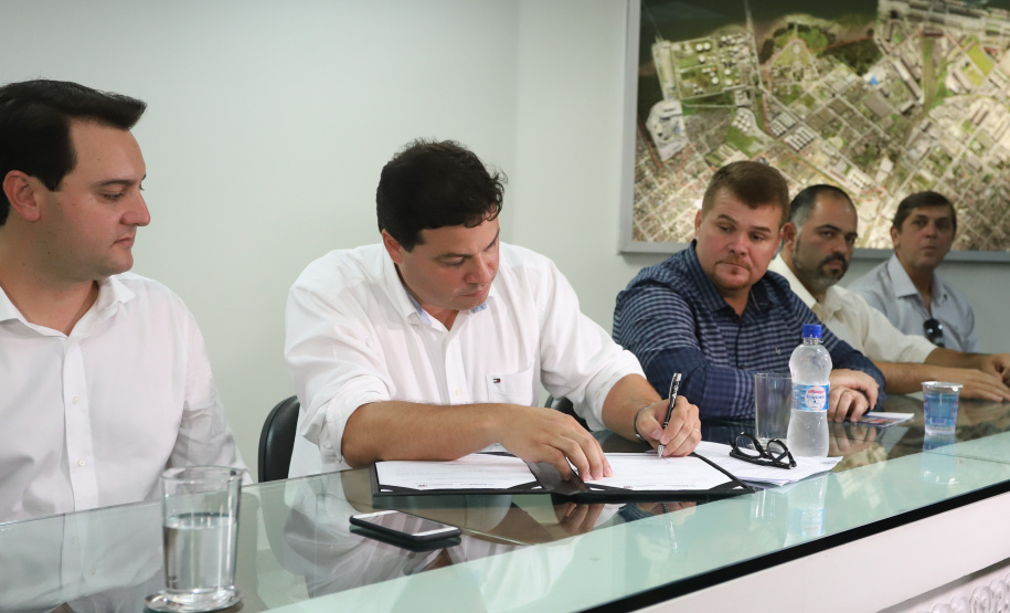 O governador Carlos Massa Ratinho Junior anunciou nesta quarta-feira (3) a contratação do projeto executivo de engenharia para restauração e ampliação de capacidade da Av. Ayrton Senna da Silva, um dos principais acessos ao Porto, no Litoral. A revitalização da via é fundamental para aumentar a capacidade de escoamento das exportações do Estado.  -  Paranaguá, 03/04/2019  -  Foto: Rodrigo Félix Leal/ANPr