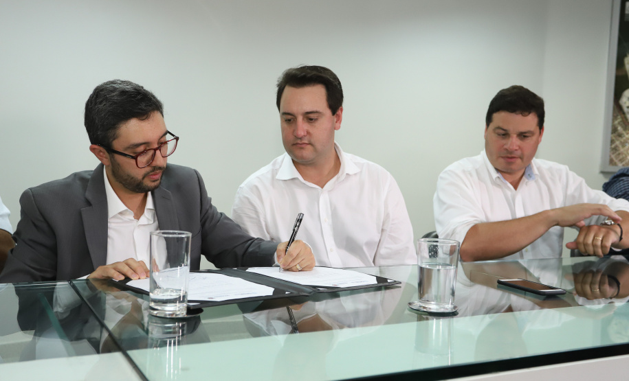 O governador Carlos Massa Ratinho Junior anunciou nesta quarta-feira (3) a contratação do projeto executivo de engenharia para restauração e ampliação de capacidade da Av. Ayrton Senna da Silva, um dos principais acessos ao Porto, no Litoral. A revitalização da via é fundamental para aumentar a capacidade de escoamento das exportações do Estado.  -  Paranaguá, 03/04/2019  -  Foto: Rodrigo Félix Leal/ANPr