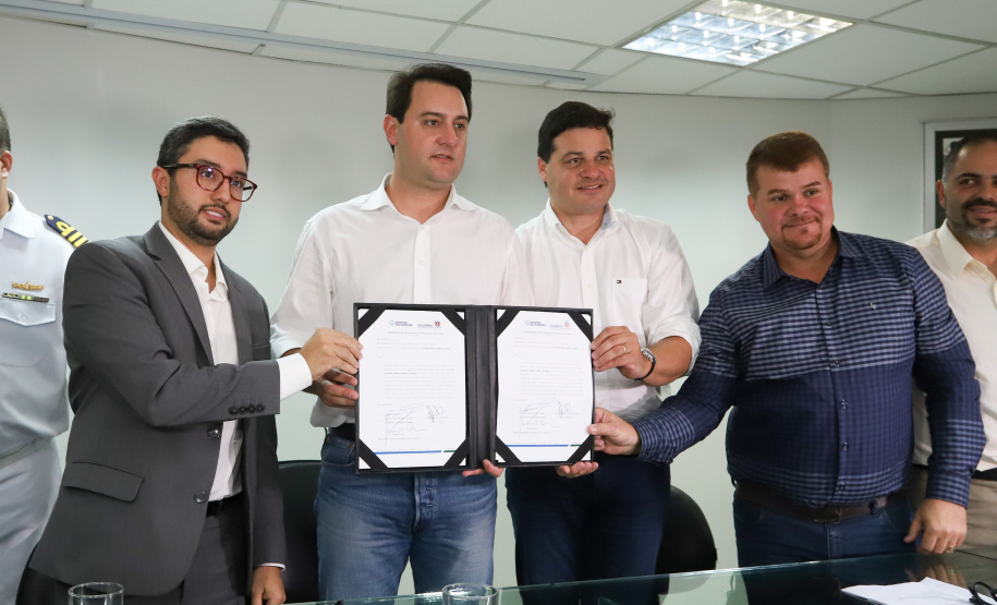 O governador Carlos Massa Ratinho Junior anunciou nesta quarta-feira (3) a contratação do projeto executivo de engenharia para restauração e ampliação de capacidade da Av. Ayrton Senna da Silva, um dos principais acessos ao Porto, no Litoral. A revitalização da via é fundamental para aumentar a capacidade de escoamento das exportações do Estado.  -  Paranaguá, 03/04/2019  -  Foto: Rodrigo Félix Leal/ANPr