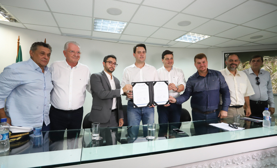 O governador Carlos Massa Ratinho Junior anunciou nesta quarta-feira (3) a contratação do projeto executivo de engenharia para restauração e ampliação de capacidade da Av. Ayrton Senna da Silva, um dos principais acessos ao Porto, no Litoral. A revitalização da via é fundamental para aumentar a capacidade de escoamento das exportações do Estado.  -  Paranaguá, 03/04/2019  -  Foto: Rodrigo Félix Leal/ANPr