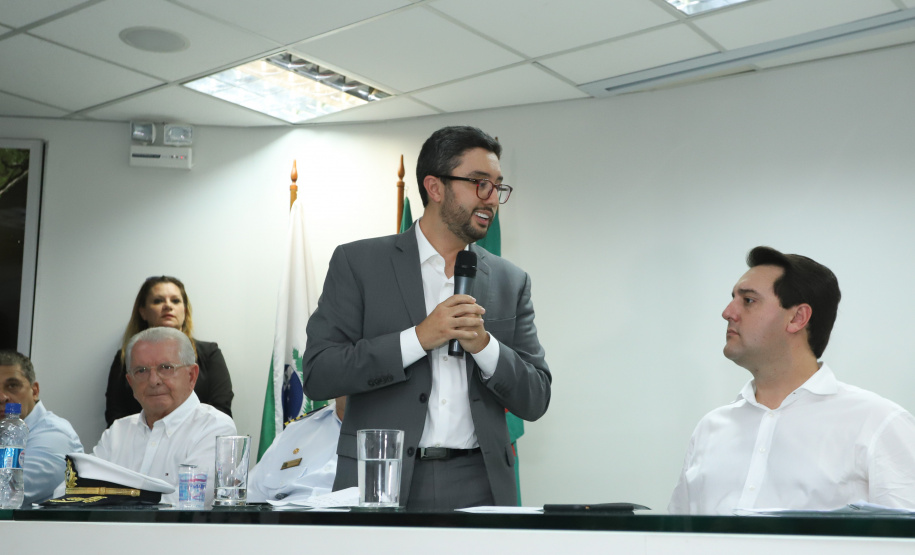 O governador Carlos Massa Ratinho Junior anunciou nesta quarta-feira (3) a contratação do projeto executivo de engenharia para restauração e ampliação de capacidade da Av. Ayrton Senna da Silva, um dos principais acessos ao Porto, no Litoral. A revitalização da via é fundamental para aumentar a capacidade de escoamento das exportações do Estado.  -  Paranaguá, 03/04/2019  -  Foto: Rodrigo Félix Leal/ANPr