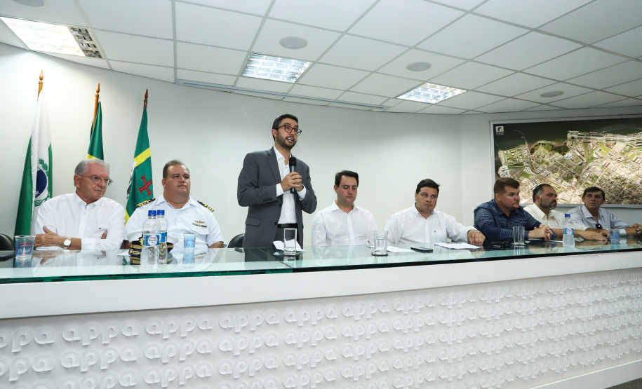 O governador Carlos Massa Ratinho Junior anunciou nesta quarta-feira (3) a contratação do projeto executivo de engenharia para restauração e ampliação de capacidade da Av. Ayrton Senna da Silva, um dos principais acessos ao Porto, no Litoral. A revitalização da via é fundamental para aumentar a capacidade de escoamento das exportações do Estado.  -  Paranaguá, 03/04/2019  -  Foto: Rodrigo Félix Leal/ANPr
