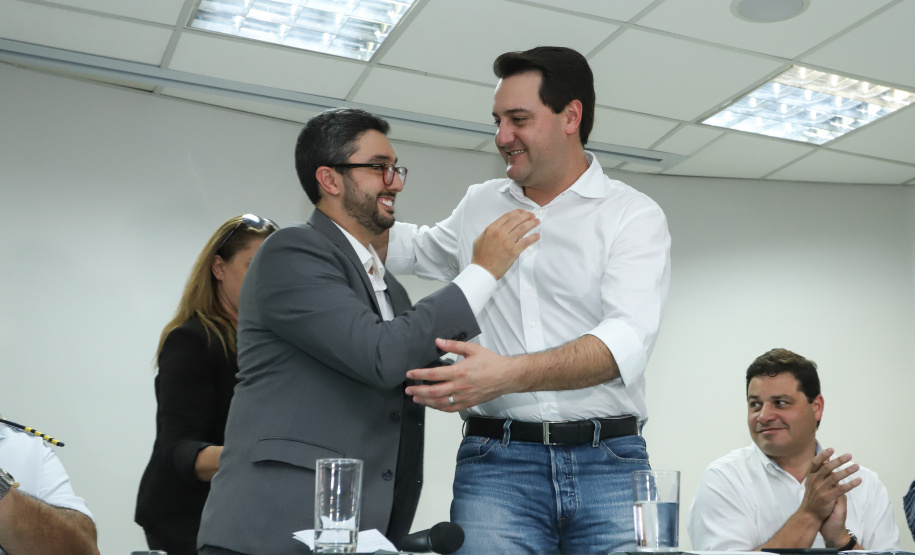 O governador Carlos Massa Ratinho Junior anunciou nesta quarta-feira (3) a contratação do projeto executivo de engenharia para restauração e ampliação de capacidade da Av. Ayrton Senna da Silva, um dos principais acessos ao Porto, no Litoral. A revitalização da via é fundamental para aumentar a capacidade de escoamento das exportações do Estado.  -  Paranaguá, 03/04/2019  -  Foto: Rodrigo Félix Leal/ANPr