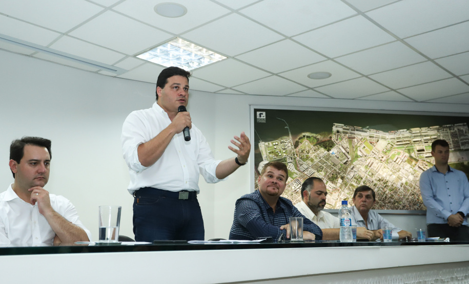 O governador Carlos Massa Ratinho Junior anunciou nesta quarta-feira (3) a contratação do projeto executivo de engenharia para restauração e ampliação de capacidade da Av. Ayrton Senna da Silva, um dos principais acessos ao Porto, no Litoral. A revitalização da via é fundamental para aumentar a capacidade de escoamento das exportações do Estado.  -  Paranaguá, 03/04/2019  -  Foto: Rodrigo Félix Leal/ANPr