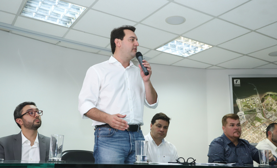 O governador Carlos Massa Ratinho Junior anunciou nesta quarta-feira (3) a contratação do projeto executivo de engenharia para restauração e ampliação de capacidade da Av. Ayrton Senna da Silva, um dos principais acessos ao Porto, no Litoral. A revitalização da via é fundamental para aumentar a capacidade de escoamento das exportações do Estado.  -  Paranaguá, 03/04/2019  -  Foto: Rodrigo Félix Leal/ANPr