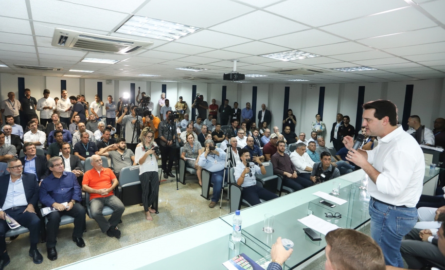 O governador Carlos Massa Ratinho Junior anunciou nesta quarta-feira (3) a contratação do projeto executivo de engenharia para restauração e ampliação de capacidade da Av. Ayrton Senna da Silva, um dos principais acessos ao Porto, no Litoral. A revitalização da via é fundamental para aumentar a capacidade de escoamento das exportações do Estado.  -  Paranaguá, 03/04/2019  -  Foto: Rodrigo Félix Leal/ANPr