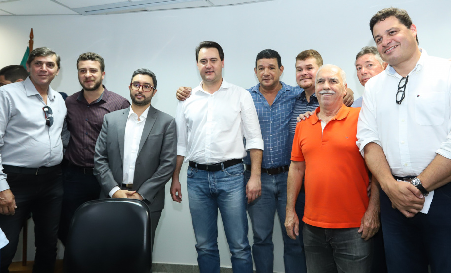 O governador Carlos Massa Ratinho Junior anunciou nesta quarta-feira (3) a contratação do projeto executivo de engenharia para restauração e ampliação de capacidade da Av. Ayrton Senna da Silva, um dos principais acessos ao Porto, no Litoral. A revitalização da via é fundamental para aumentar a capacidade de escoamento das exportações do Estado.  -  Paranaguá, 03/04/2019  -  Foto: Rodrigo Félix Leal/ANPr