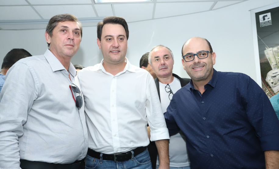 O governador Carlos Massa Ratinho Junior anunciou nesta quarta-feira (3) a contratação do projeto executivo de engenharia para restauração e ampliação de capacidade da Av. Ayrton Senna da Silva, um dos principais acessos ao Porto, no Litoral. A revitalização da via é fundamental para aumentar a capacidade de escoamento das exportações do Estado.  -  Paranaguá, 03/04/2019  -  Foto: Rodrigo Félix Leal/ANPr