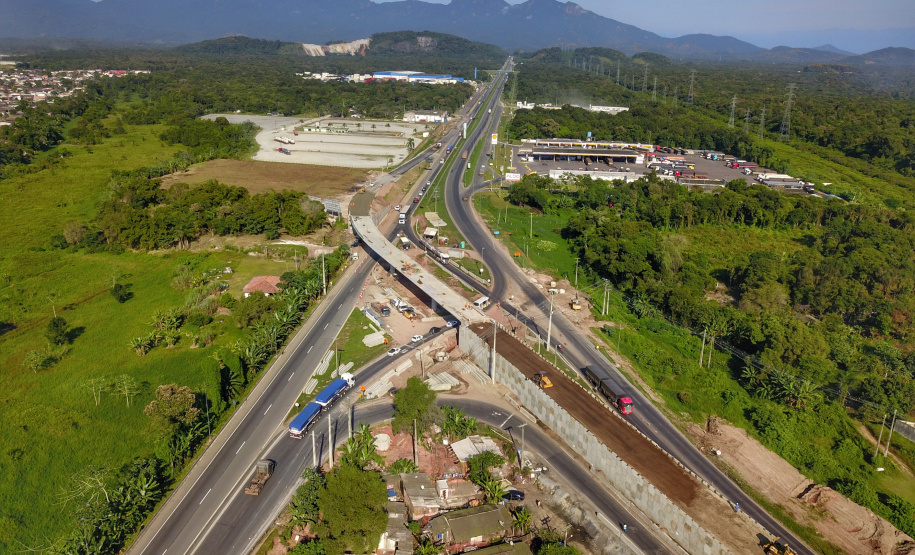 A administração dos Portos do Paraná realiza em paralelo uma série de obras para o desenvolvimento regional. A mais adiantada é a construção do novo viaduto na entrada de Paranaguá, onde a BR-277 se divide entre as avenidas Ayrton Senna e Bento Rocha. O projeto e a execução são coordenados pelo DER (Departamento de Estradas de Rodagem). O investimento dos Portos é de R$ 12,7 milhões e a entrega da obra será em junho .Foto:José Fernando Ogura/ANPr
