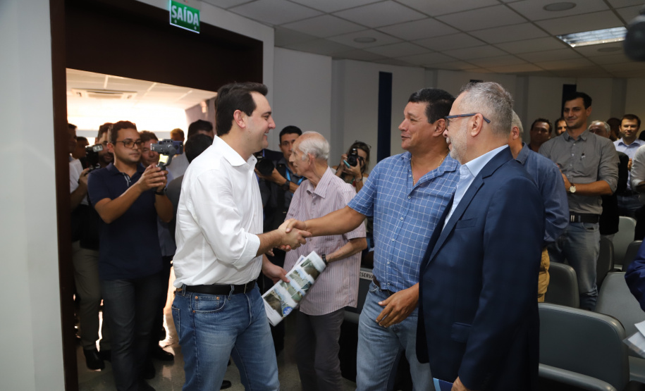 O governador Carlos Massa Ratinho Júnior anuncia medidas para melhoria viária no município de Paranaguá. Foto: José Fernando Ogura/ANPr