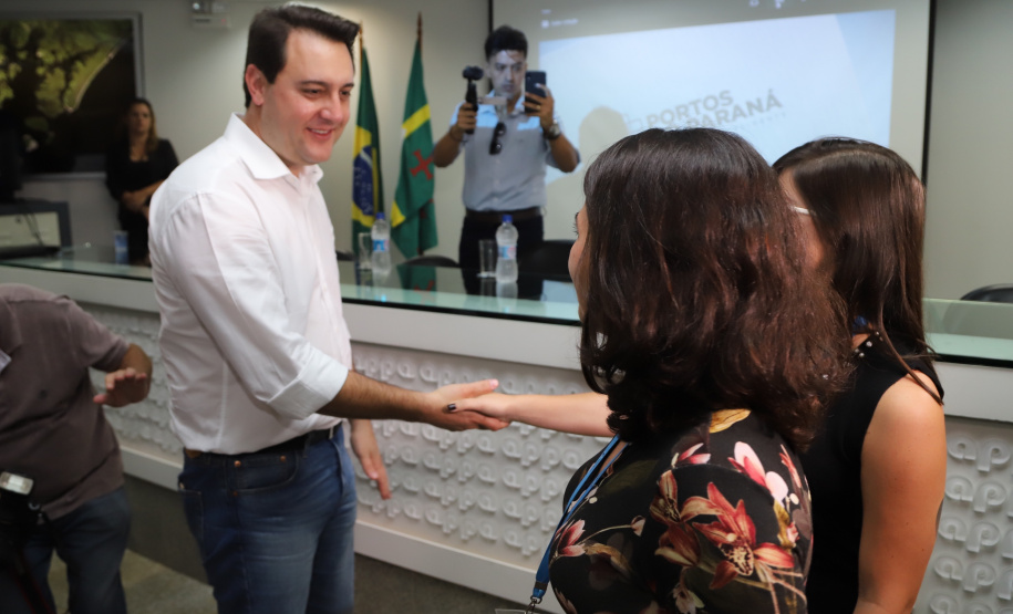 O governador Carlos Massa Ratinho Júnior anuncia medidas para melhoria viária no município de Paranaguá. Foto: José Fernando Ogura/ANPr