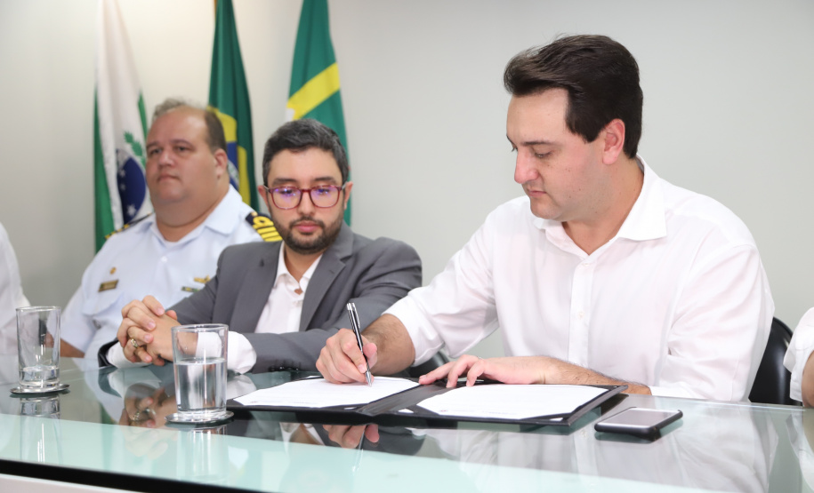 O governador Carlos Massa Ratinho Júnior anuncia medidas para melhoria viária no município de Paranaguá. Foto: José Fernando Ogura/ANPr