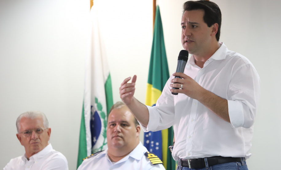 O governador Carlos Massa Ratinho Júnior anuncia medidas para melhoria viária no município de Paranaguá. Foto: José Fernando Ogura/ANPr