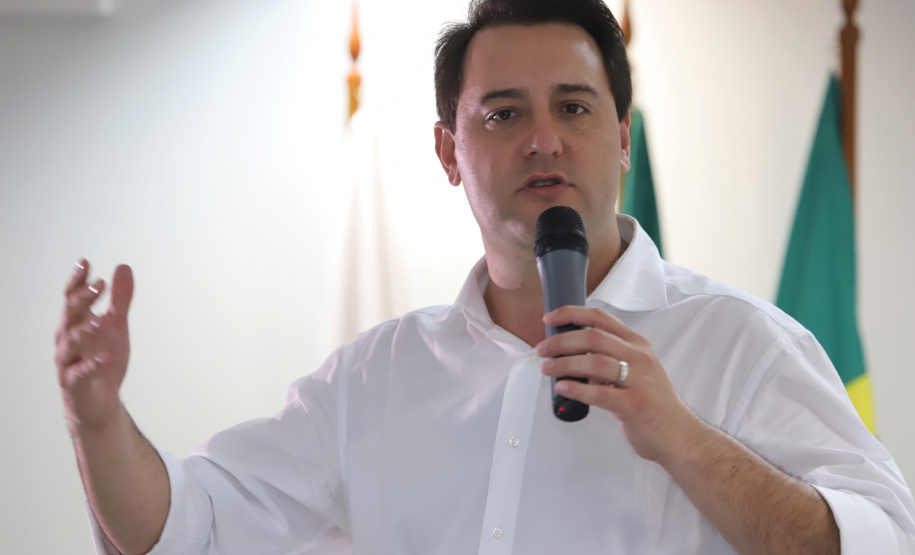 O governador Carlos Massa Ratinho Júnior anuncia medidas para melhoria viária no município de Paranaguá. Foto: José Fernando Ogura/ANPr