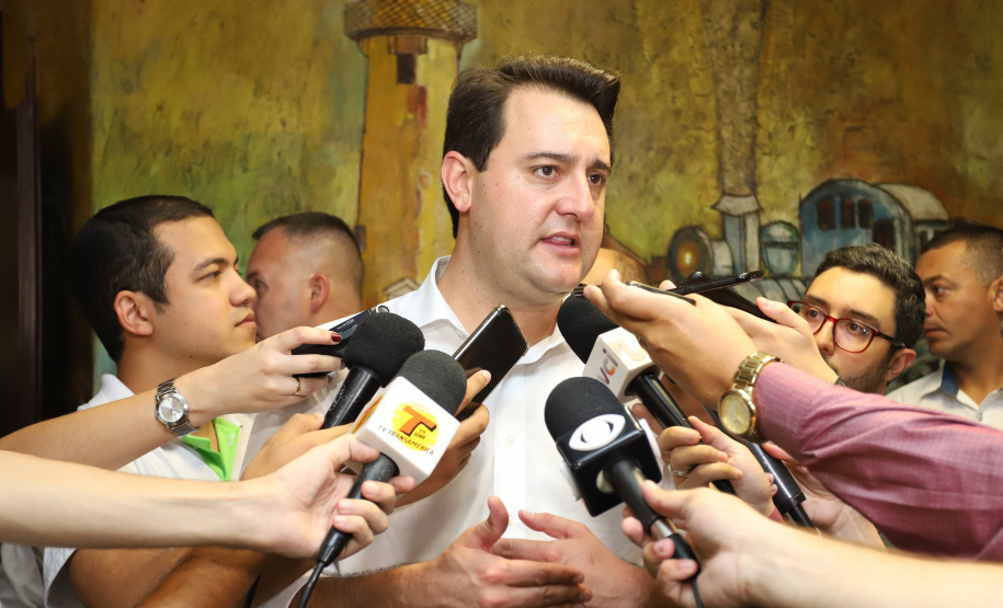 O governador Carlos Massa Ratinho Júnior anuncia medidas para melhoria viária no município de Paranaguá. Foto: José Fernando Ogura/ANPr