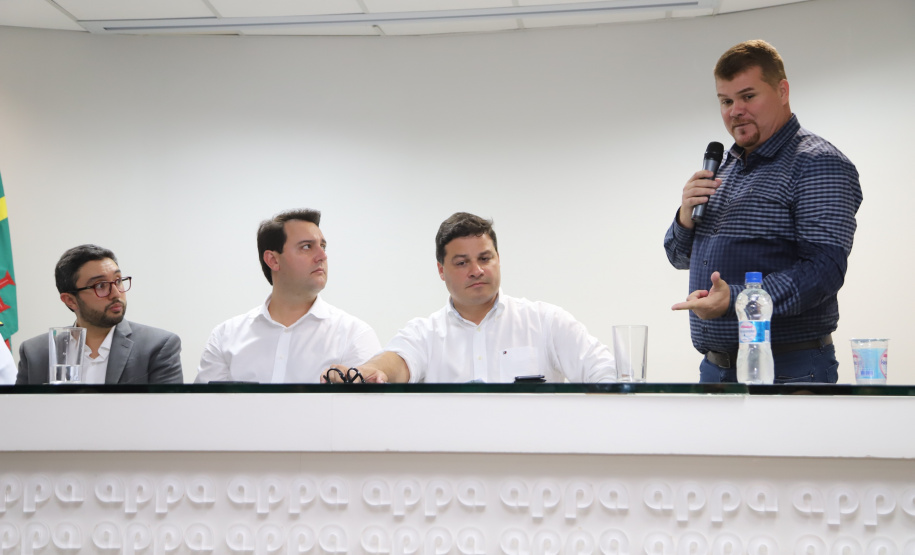 O governador Carlos Massa Ratinho Júnior anuncia medidas para melhoria viária no município de Paranaguá. Foto: José Fernando Ogura/ANPr