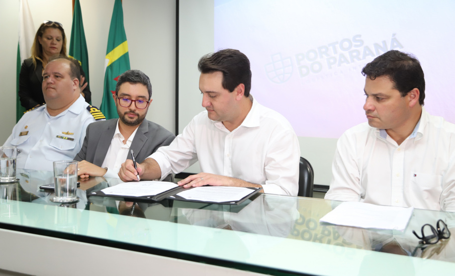 O governador Carlos Massa Ratinho Júnior anuncia medidas para melhoria viária no município de Paranaguá. Foto: José Fernando Ogura/ANPr