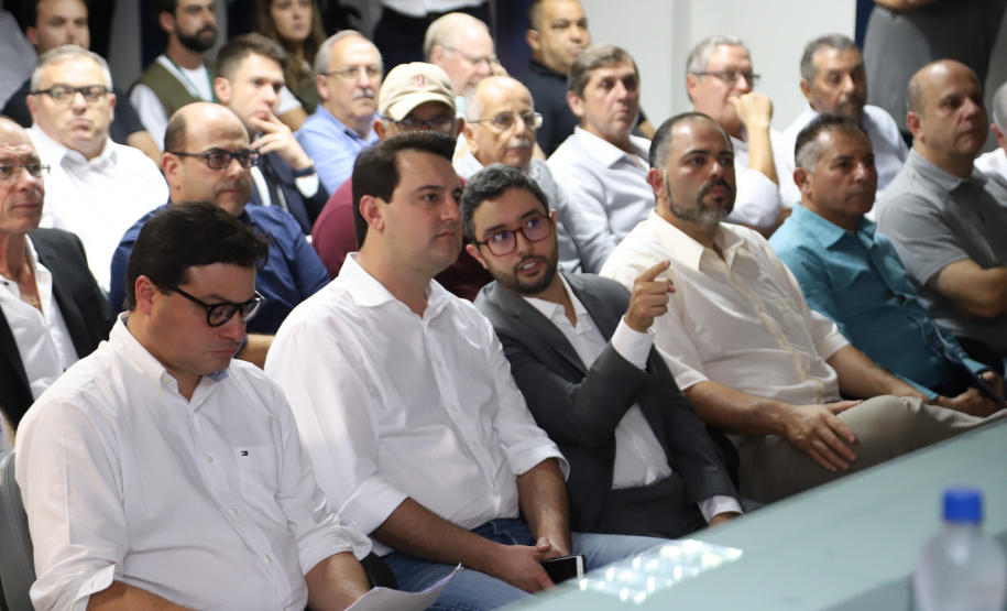 O governador Carlos Massa Ratinho Júnior anuncia medidas para melhoria viária no município de Paranaguá. Foto: José Fernando Ogura/ANPr